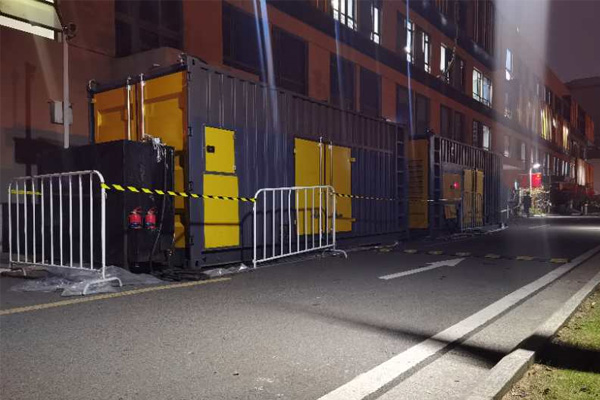 蓬江柴油发电机组的输出电压是如何调节的？